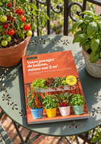 Le guide « Votre potager de balcon » imprimé, posé sur une table de balcon